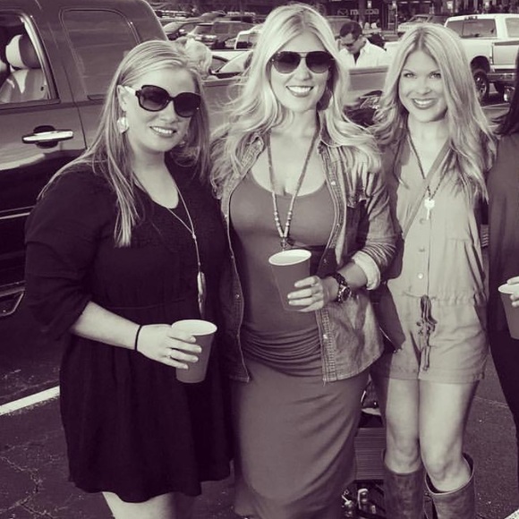 WELCOME TO MY CLOSET! - Picture 6 of 6